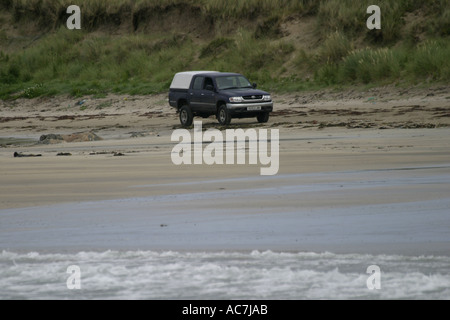 4 x 4 pendant la conduite sur les dunes de sable fragile à l'île de Coll Banque D'Images