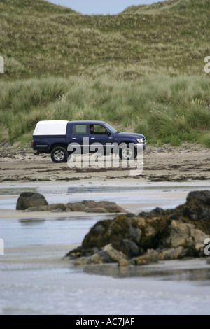 4 x 4 pendant la conduite sur les dunes de sable fragile à l'île de Coll Banque D'Images