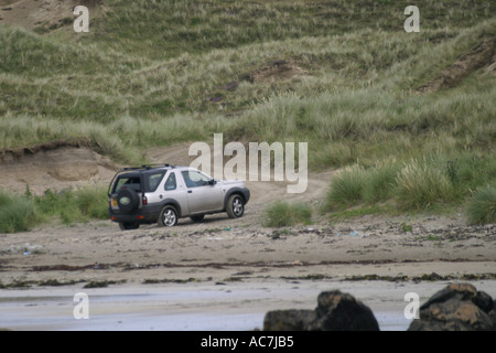 4 x 4 pendant la conduite sur les dunes de sable fragile à l'île de Coll Banque D'Images