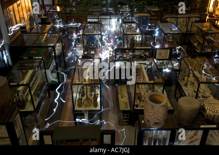 Les pistes autour de la distribution des flambeaux Pitt Rivers Museum à Oxford sur une nuit spéciale ouverture comme aux visiteurs d'explorer dans le noir Banque D'Images