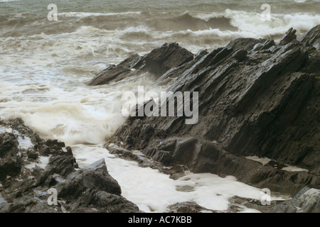 L'ouragan les vagues déferlent dans la côte rocheuse près d'Easdale, Oban en janvier 2005 Banque D'Images