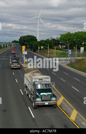 Camions sur le boulevard Lakeshore et l'éolienne urbaine de Toronto Banque D'Images