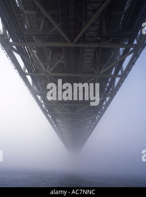 Akashi Kaikyo Bridge, Kobe et Awaji-shima, Japon. Sur le plus long pont suspendu du monde. Disparaît dans la brume. Banque D'Images