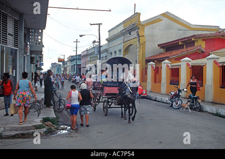 Scène de rue à Cardenas Cuba la calèche dans la rue Cuba bâtiments coloniaux peints de couleurs vives Banque D'Images