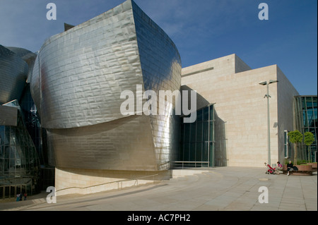 Vue extérieure du Musée Guggenheim de Bilbao, Pays Basque, Espagne Banque D'Images
