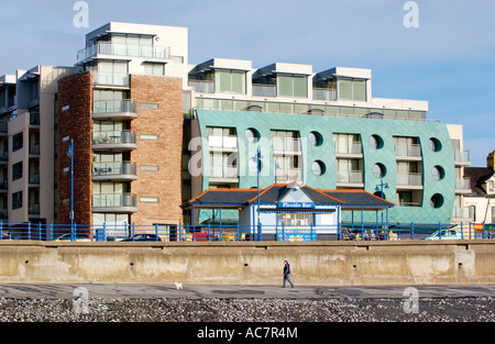 Immeuble primé Esplanade Chambre Porthcawl South Wales UK connu localement comme le BOTTLE BANK Banque D'Images