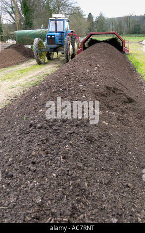 Tracteur tournant compost microbien sur la ferme biologique Établissement Blaen Camel Lampeter Ceredigion West Wales UK Banque D'Images