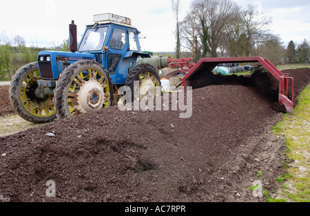 Tracteur tournant compost microbien sur la ferme biologique Établissement Blaen Camel Lampeter Ceredigion West Wales UK Banque D'Images