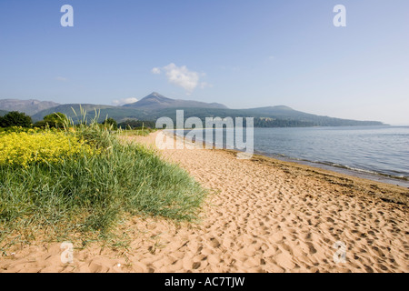 Highlands du Nord sur Arran vue de la plage de l'île d'Arran Brodick Scotland UK Banque D'Images