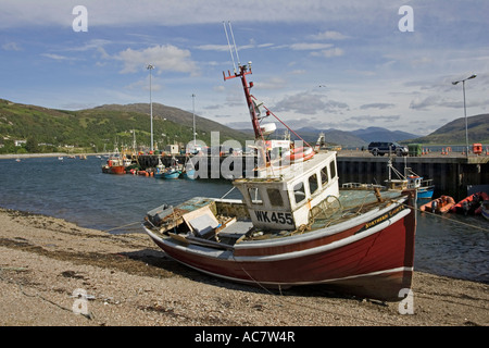 Les chalutiers dans le port port de pêche et ville côtière du nord-ouest de l'Écosse Royaume-uni Ullapool Banque D'Images