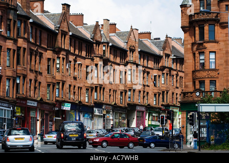 Construit en grès rouge typique de vieux logements locatifs dans la ville historique de High Street, dans le East End de Glasgow en Écosse Banque D'Images