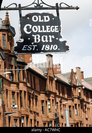 Vieille enseigne de pub typique et ancienne construite en grès rouge tenement immobilier dans la grande rue historique dans la région de East End de Glasgow en Écosse Banque D'Images