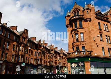 Construit en grès rouge typique de vieux logements locatifs dans la ville historique de High Street, dans le East End de Glasgow en Écosse Banque D'Images