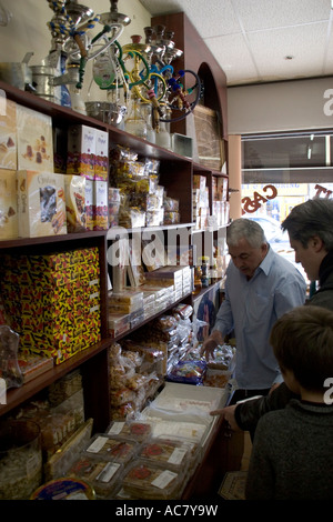 Cas 'Nut' sweet shop sur l'Uxbridge Road, Shepards Bush, London, 10 mars 2006 Banque D'Images