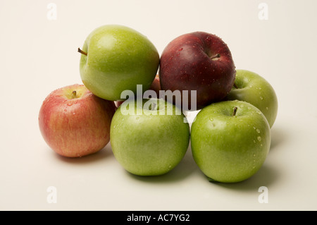 Red & Green apples still life on a white background Banque D'Images
