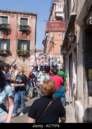 Des foules de touristes sur la Strada Nova Venise Italie Banque D'Images