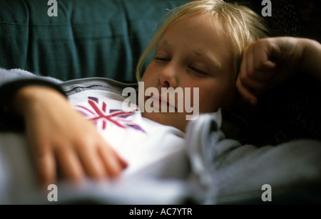 Jeune fille ayant un sommeil de jour à son domicile, Bawdsey, Suffolk. UK. Banque D'Images