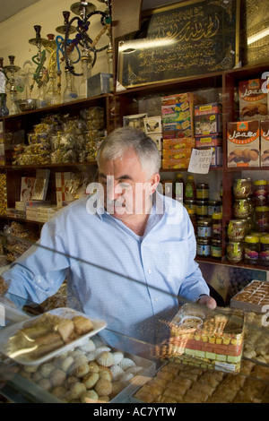 Cas 'Nut' sweet shop sur l'Uxbridge Road, Shepards Bush, London, 10 mars 2006 Banque D'Images