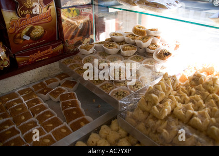 Cas 'Nut' sweet shop sur l'Uxbridge Road, Shepards Bush, London, 10 mars 2006 Banque D'Images