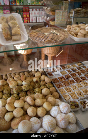 Cas 'Nut' sweet shop sur l'Uxbridge Road, Shepards Bush, London, 10 mars 2006 Banque D'Images