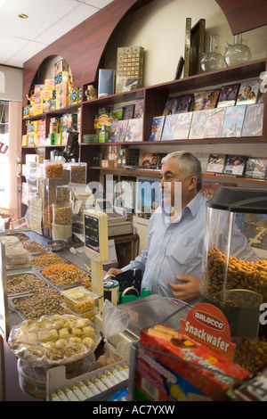 Cas 'Nut' sweet shop sur l'Uxbridge Road, Shepards Bush, London, 10 mars 2006 Banque D'Images