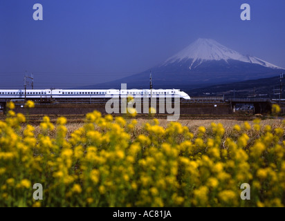 Le Mont Fuji et Shinkansen bullet train. Banque D'Images