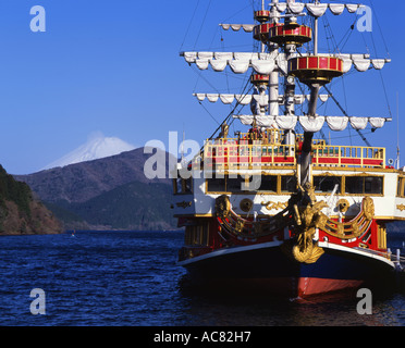 Galleon ou d'un navire sur le Lac Ashi avec le Mont Fuji à l'horizon. Hakone, Japon Banque D'Images