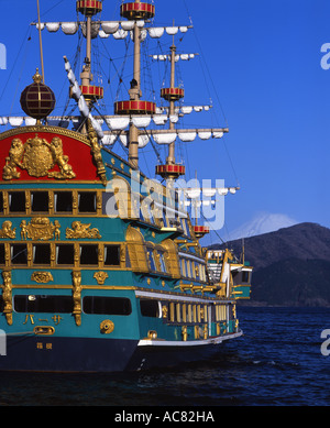 Galleon ou d'un navire sur le Lac Ashi avec le Mont Fuji à l'horizon. Hakone, Japon Banque D'Images