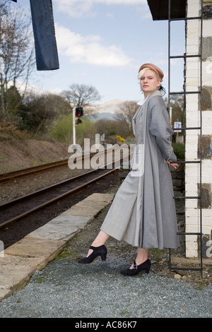 Jeune femme en vêtements de style années 40, à la station de Minffordd Ffestiniog Railway, vapeur, au nord du Pays de Galles, Royaume-Uni Banque D'Images