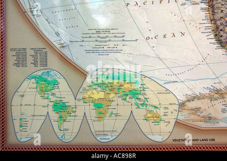 Vue d'un coin d'une amende, détaillée et un monde coloré carte montrant le monde la végétation et l'utilisation des terres. Banque D'Images