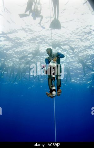 Free diver Carlos Coste du Venezuela decends sur un traîneau pondérées à 140 mètres lui gagner un record du monde. Banque D'Images