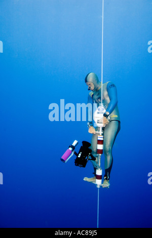 Free diver Carlos Coste du Venezuela decends sur un traîneau pondérées à 140 mètres lui gagner un record du monde. Banque D'Images