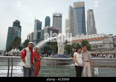 Vieux couple indien SMA79117 debout près de la statue du Merlion Merlion Park à Singapour Communiqué de modèle uniquement pour couple indien Banque D'Images