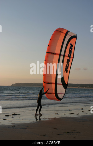 Jersey, Îles Anglo-Normandes, Royaume-Uni le 5 Mile Beach à St Ouen le kite surf est enseigné comment contrôler le kite Banque D'Images