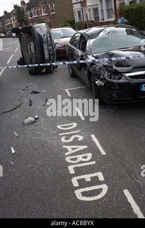 Une Honda Civic voiture impliqué avec une poursuite policière s'est écrasé dans des voitures en stationnement dans une avenue résidentielle, Londres, Angleterre. Banque D'Images