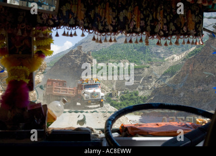 L'Himachal Pradesh Inde Spiti Spiti valley sur la route entre Reckong Peo et Nako 2 camions passant sur un chemin de terre d'autres cce vu Banque D'Images