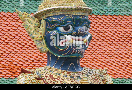 Tête de statue géante de yaksha gardien démon au Grand Palace, Bangkok, Thaïlande Banque D'Images