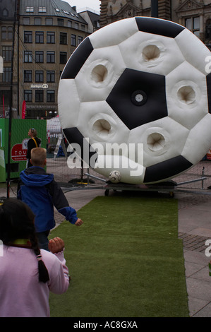 FIFA 2006 Tour de l'Allemagne. Avec un coup de la Foot-Ball trous étrange faite dans une grosse boule. Banque D'Images