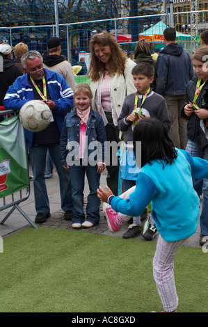 FIFA 2006 Tour de l'Allemagne. Jungle avec une balle. Banque D'Images