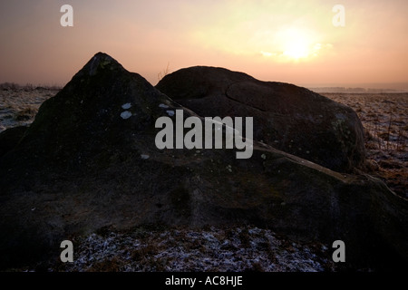 Lever du soleil et Silhouette en pierres Sarsen Valley Fyfield bas National Nature Reserve Ridgeway Avebury Wiltshire Angleterre Banque D'Images