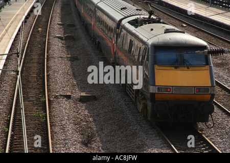 GNER Le Train de voyageurs Express passe par la station de Huntingdon Banque D'Images