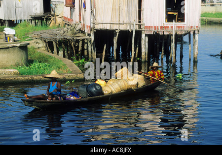 Panier vendeur dans une pirogue de vendre ses marchandises sur les voies navigables de Ganvie entre les maisons sur pilotis ; Ganvie Bénin Banque D'Images