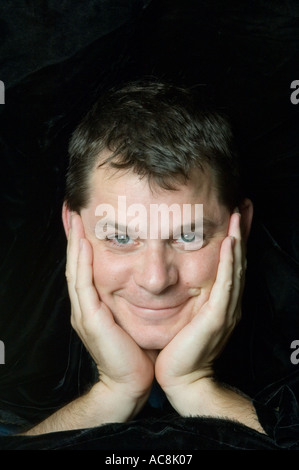 Man holding head in hands Banque D'Images