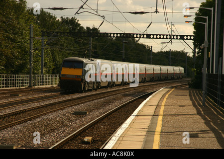 GNER Express train passe par la gare de Huntindon en vitesse Banque D'Images