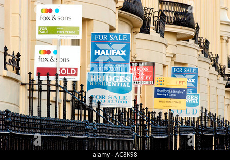 En vue de la vente et de laisser les conseils sur une terrasse à Hove Regency East Sussex England UK Grande-bretagne Europe Banque D'Images