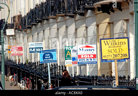 Pour la vente d'affichage sur une terrasse à Hove Regency East Sussex England UK Grande-bretagne Europe Banque D'Images