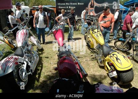 Les motards à la Bad à choppers custom cochon en vente. Photo par Chuck Nacke Banque D'Images