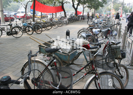 Rangées de vélos garés à Beijing Chine Banque D'Images