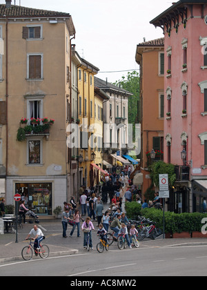 Rue commerçante de la vieille ville de Peschiera del Garda lac de Garde Italie Banque D'Images