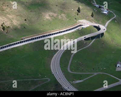 Virage en épingle et Galleria San Gotardo sur Tunnel Mountain Road Saint Gotthard pass Alpes Suisse Suisse Europe Banque D'Images